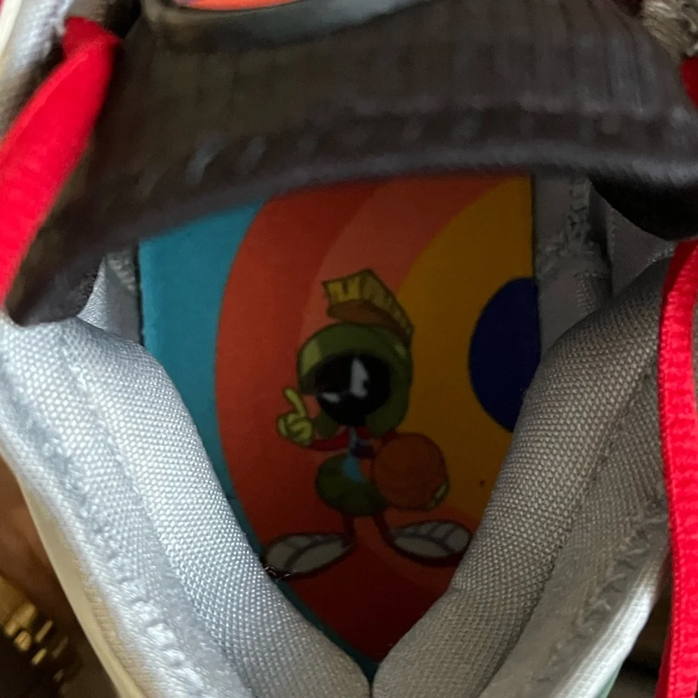 Brand New men’s 8.5 LABRON JAMES TOON SQUAD..
Light smoke grey multi color - Picture 5 of 11